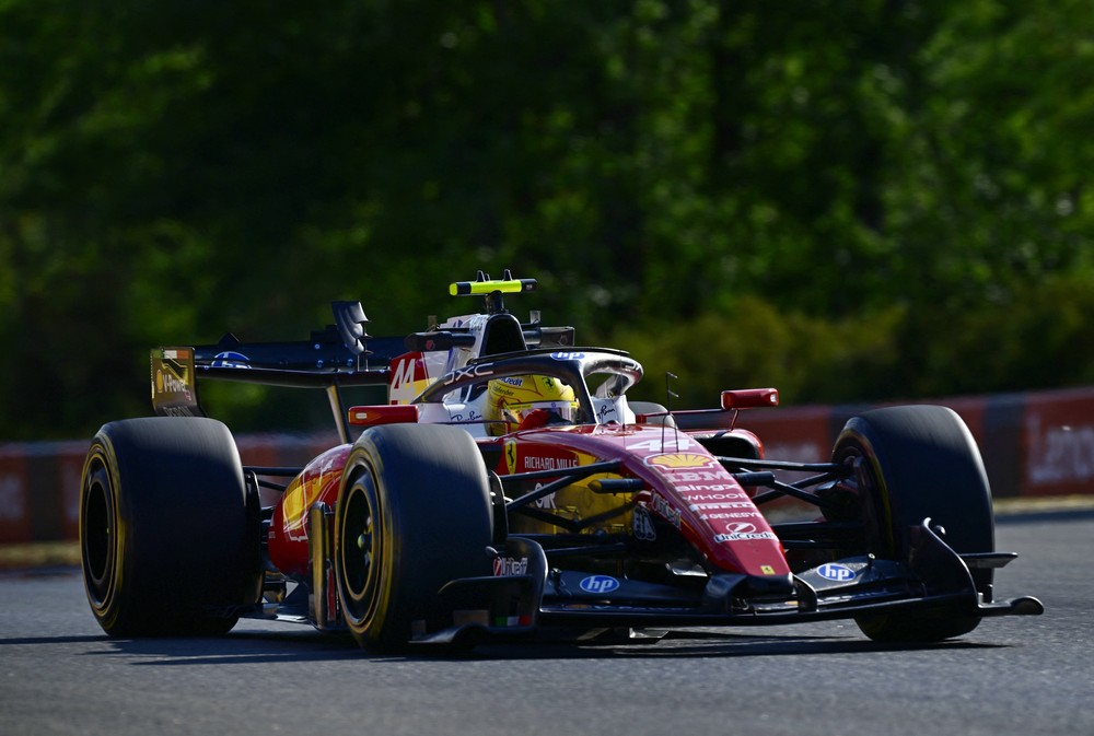Lewis Hamilton amarga mais penalidades e falha de estratégia da Ferrari