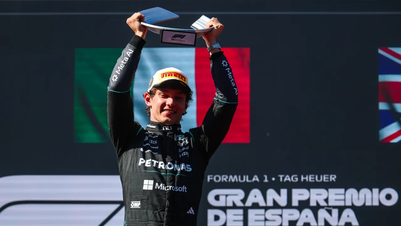 Antonelli ergue o troféu da vitória no GP da Espanha de 2026